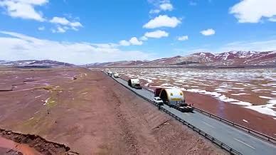 超宽卡车行驶在青藏高原国道4K航拍视频视频的预览图